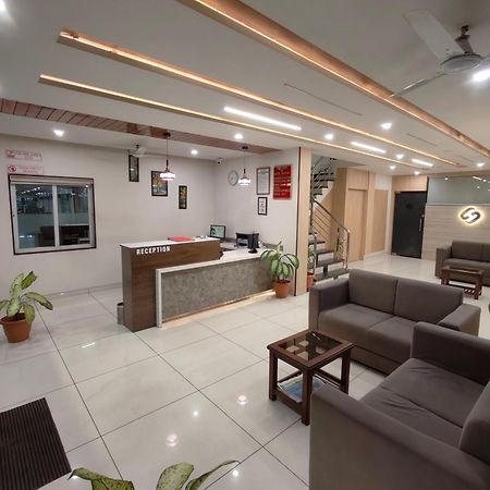 Hotel Sahyog&Rooms Surat Buitenkant foto