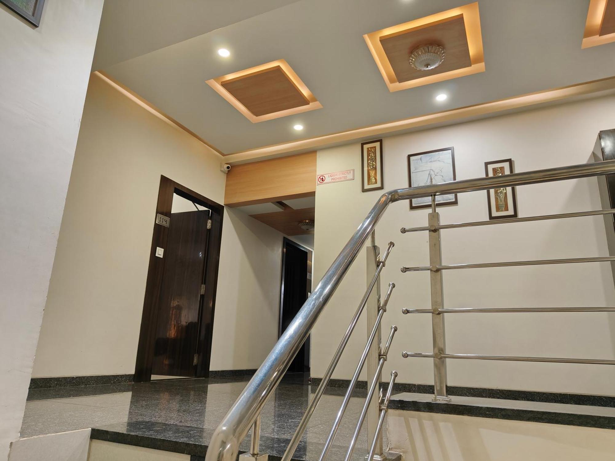 Hotel Sahyog&Rooms Surat Buitenkant foto