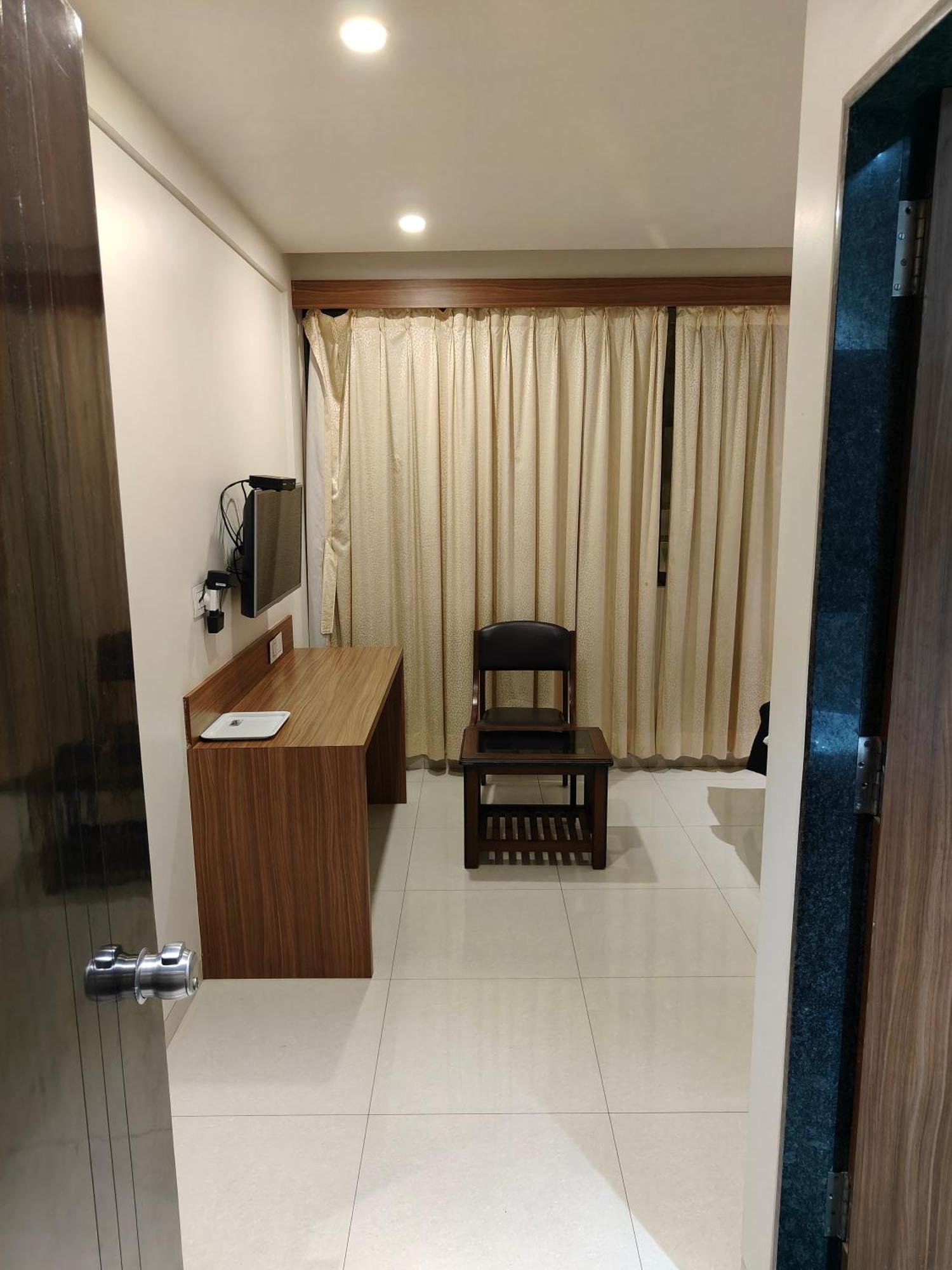Hotel Sahyog&Rooms Surat Buitenkant foto