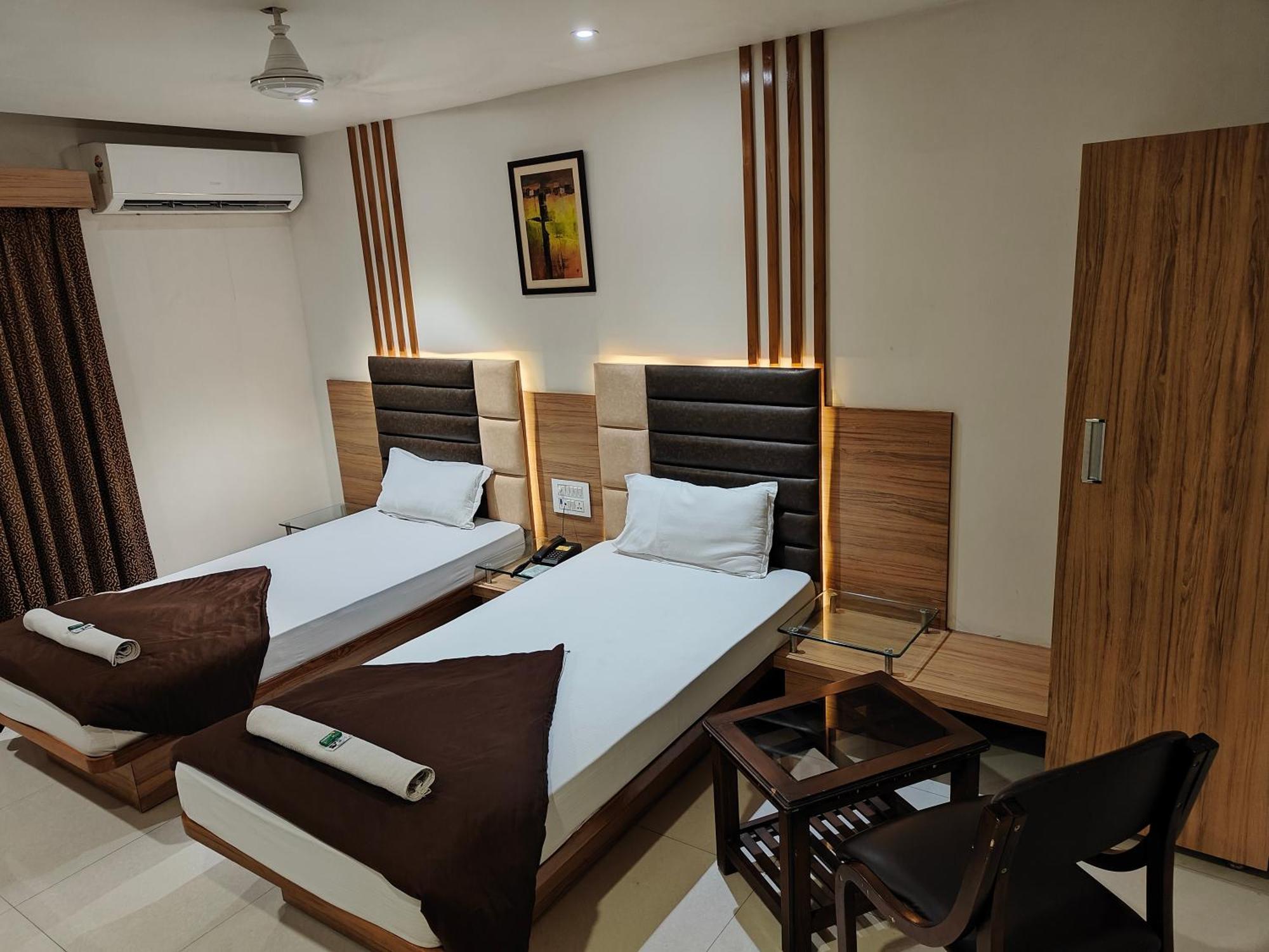 Hotel Sahyog&Rooms Surat Buitenkant foto