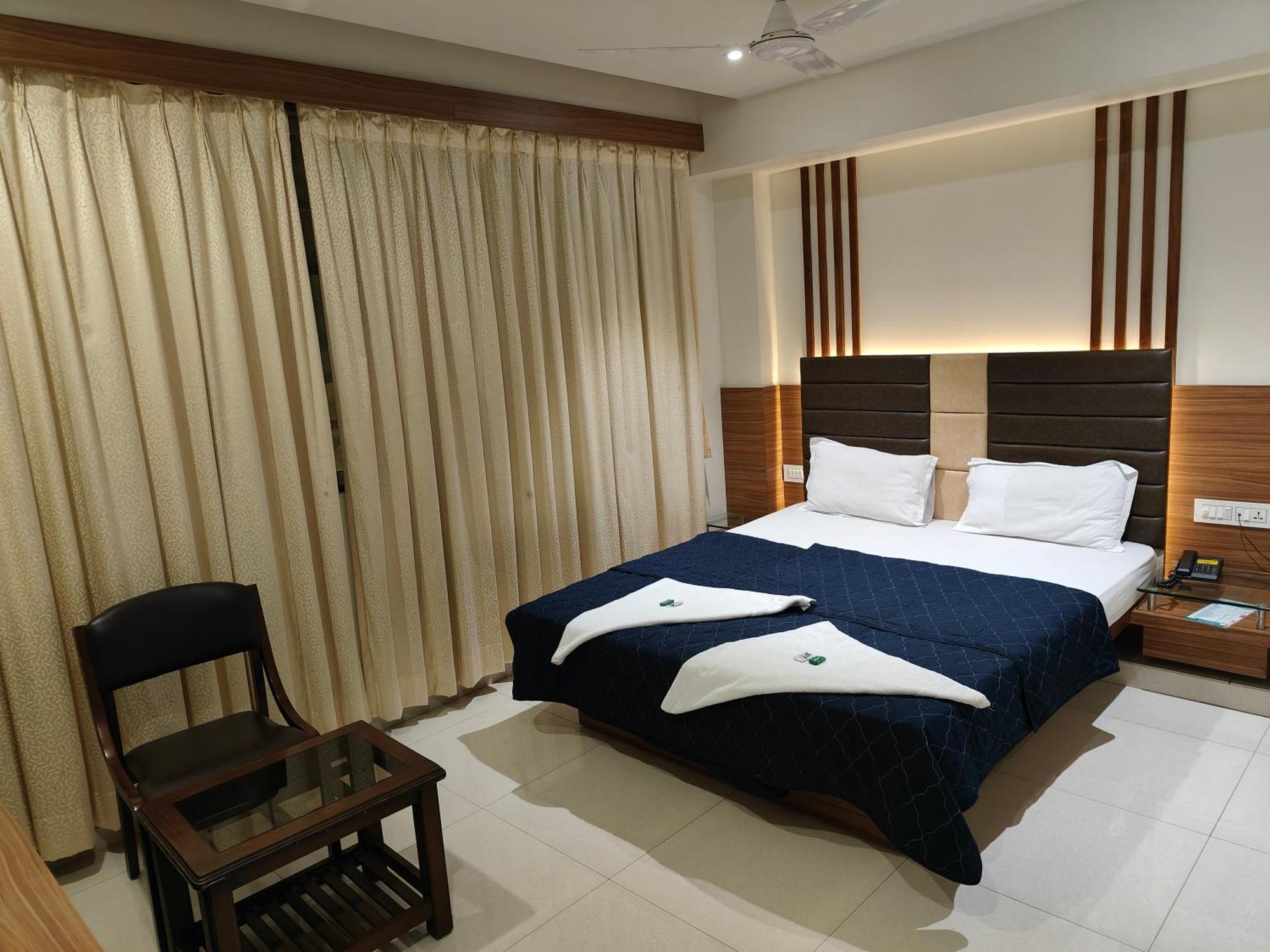 Hotel Sahyog&Rooms Surat Buitenkant foto
