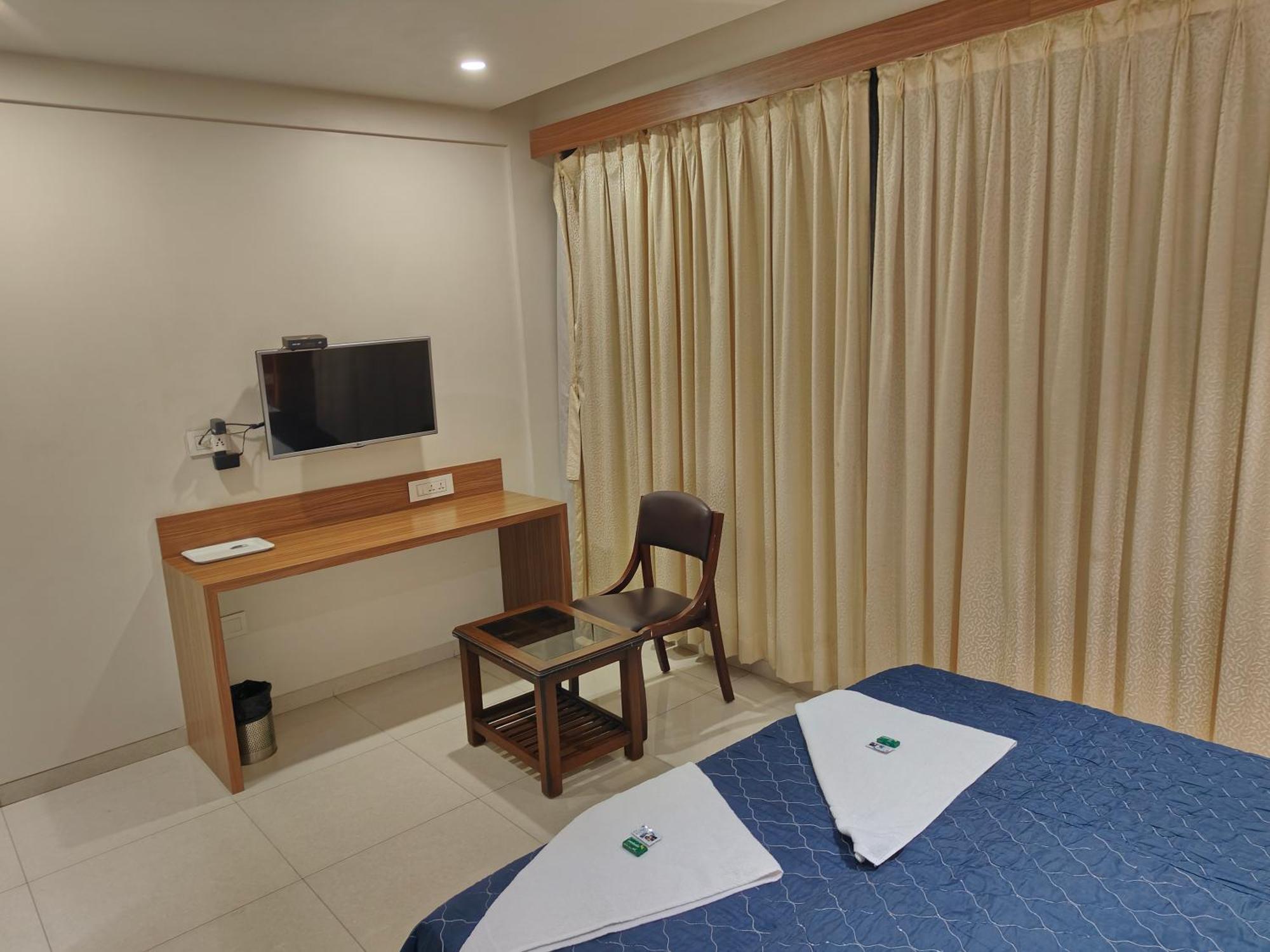 Hotel Sahyog&Rooms Surat Buitenkant foto