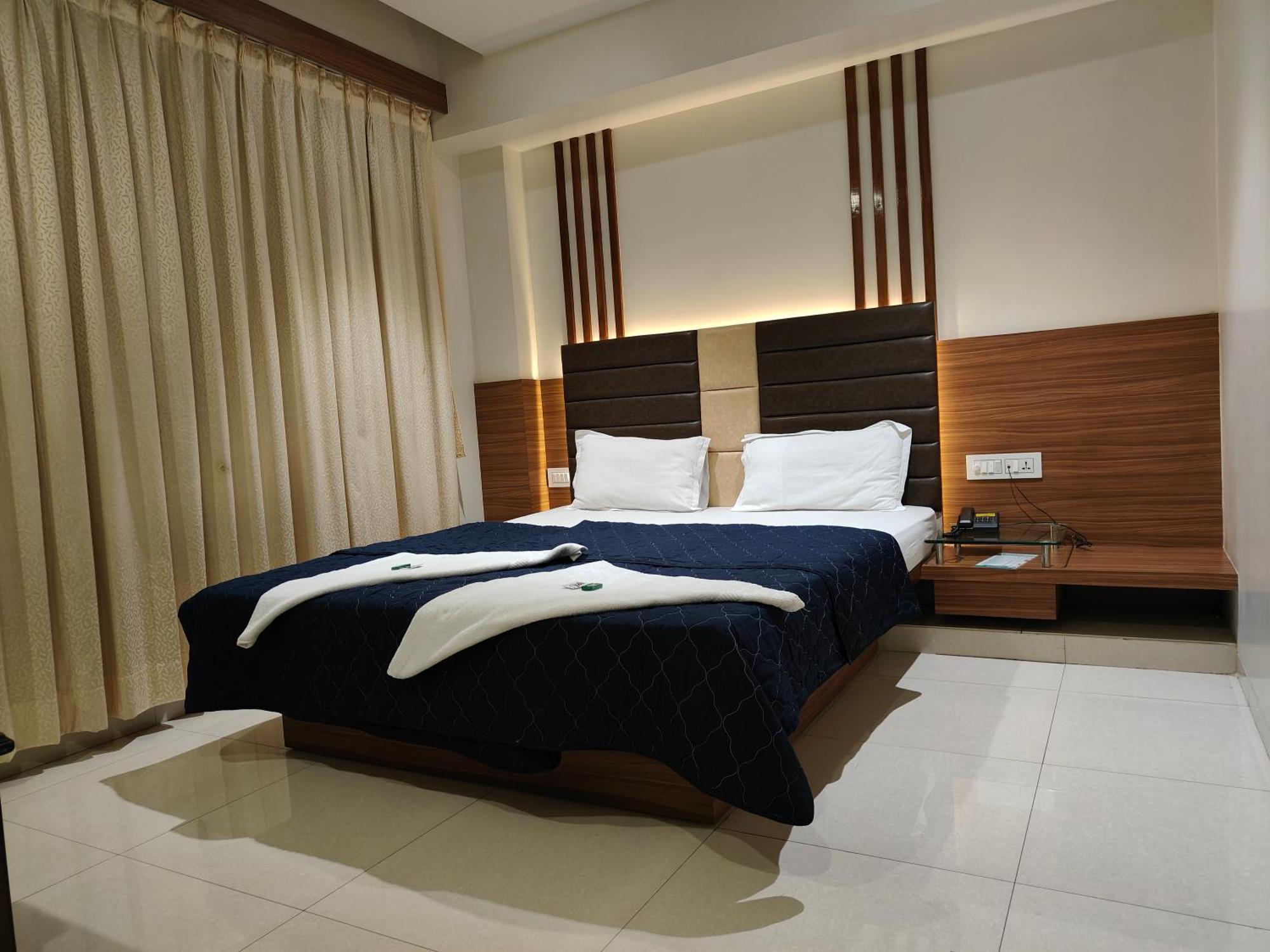 Hotel Sahyog&Rooms Surat Buitenkant foto