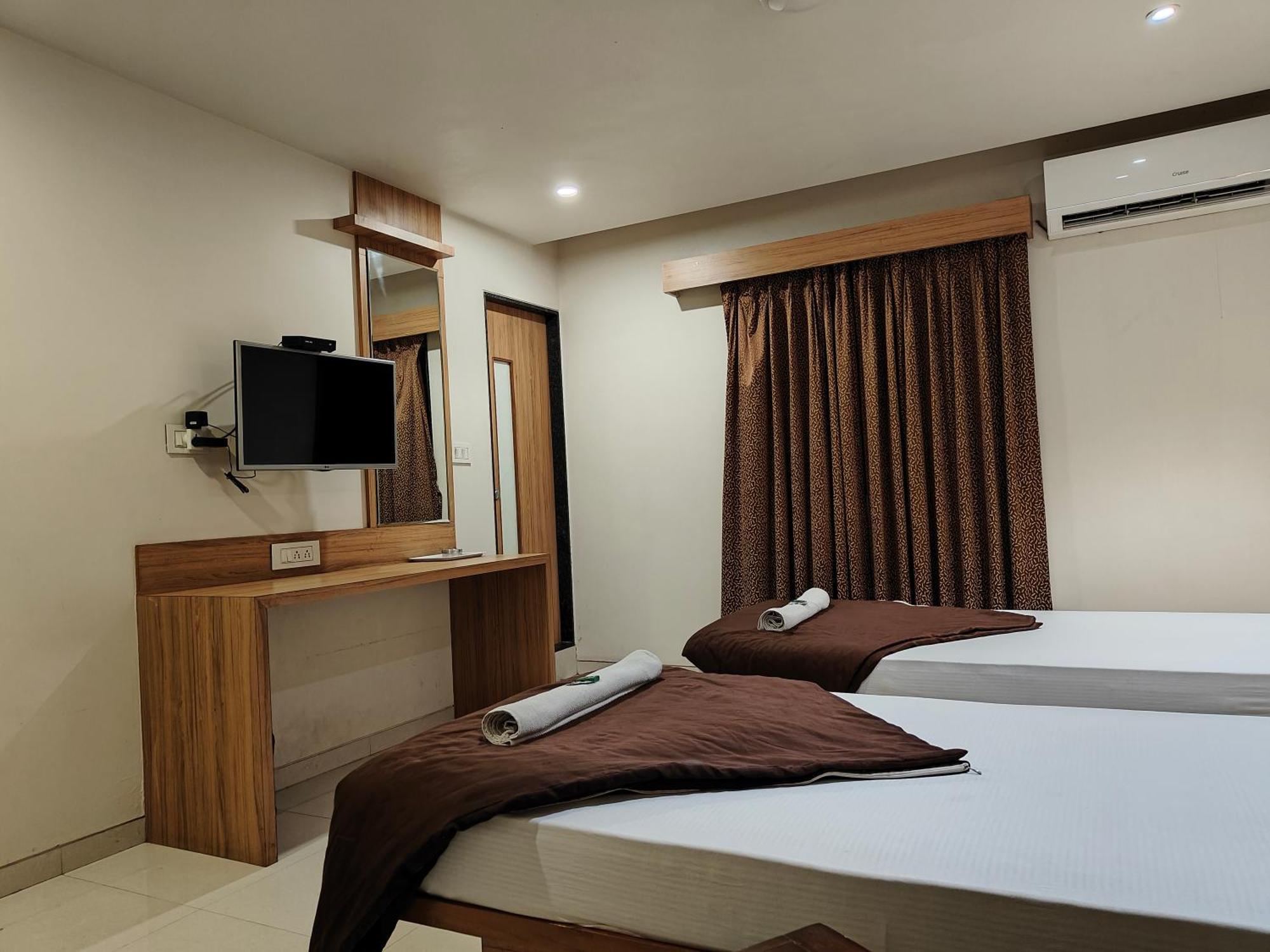 Hotel Sahyog&Rooms Surat Buitenkant foto