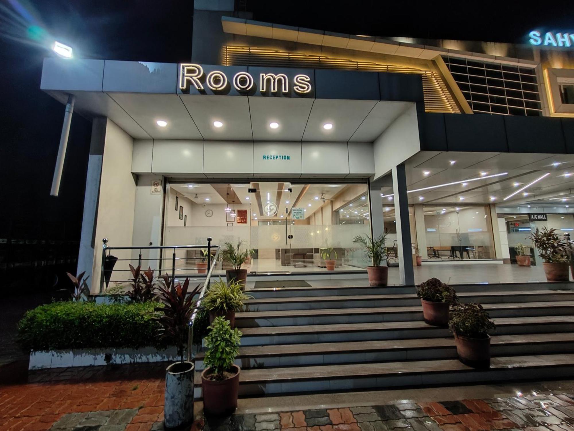 Hotel Sahyog&Rooms Surat Buitenkant foto