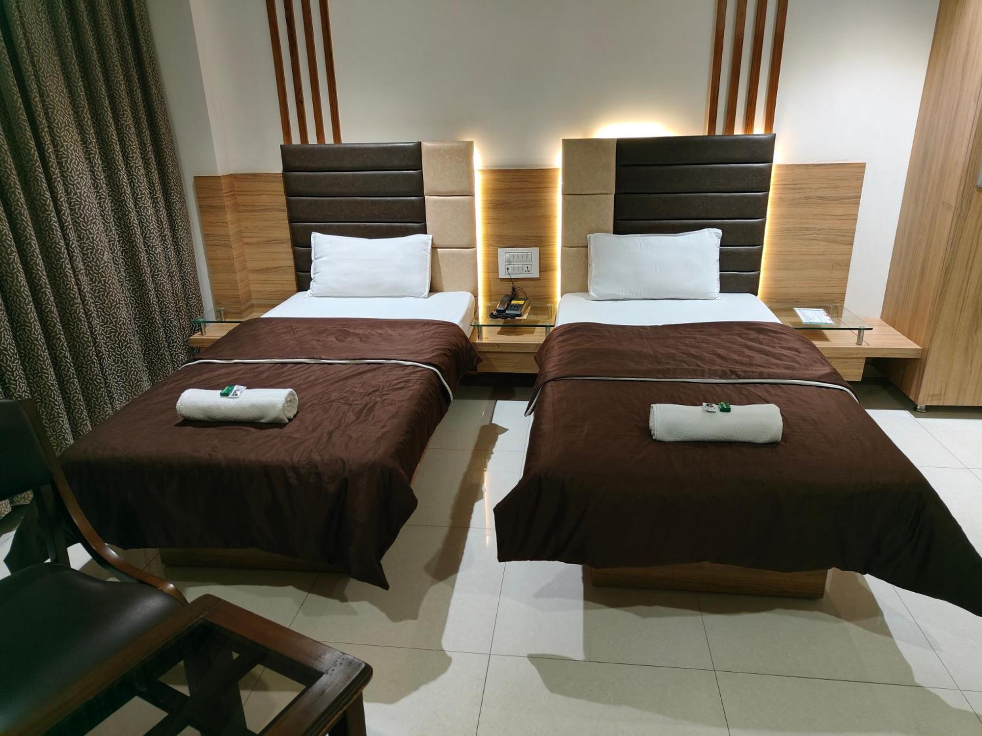 Hotel Sahyog&Rooms Surat Buitenkant foto