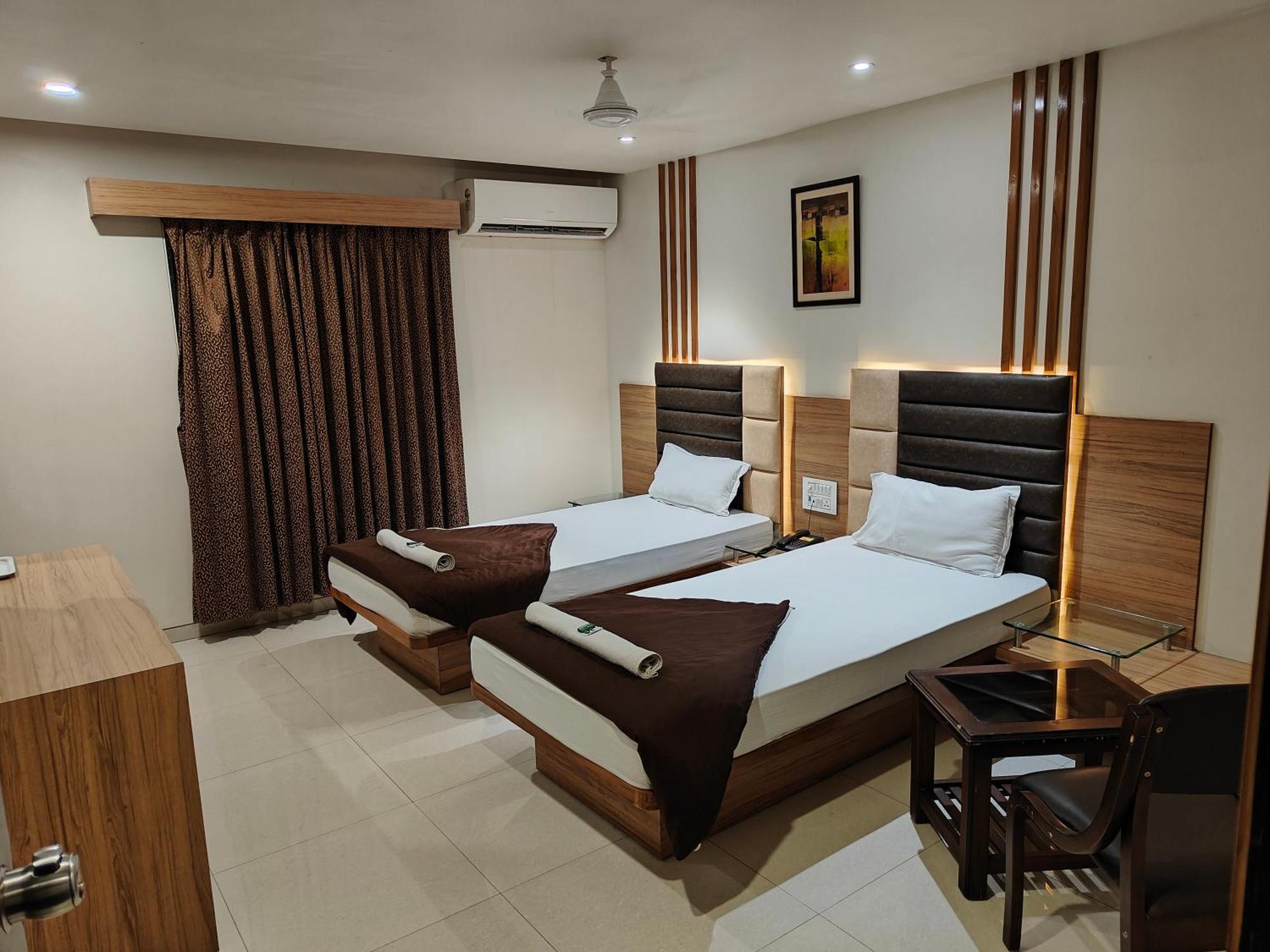 Hotel Sahyog&Rooms Surat Buitenkant foto