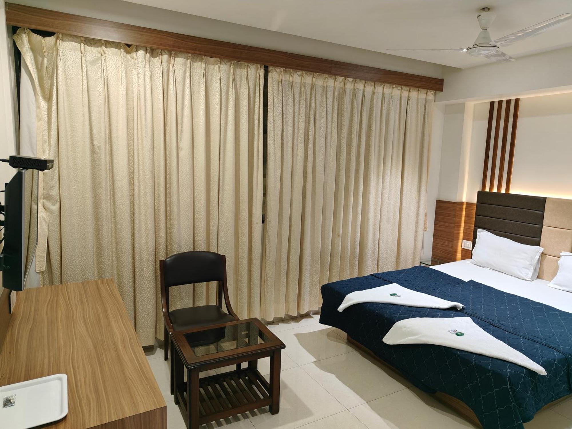 Hotel Sahyog&Rooms Surat Buitenkant foto
