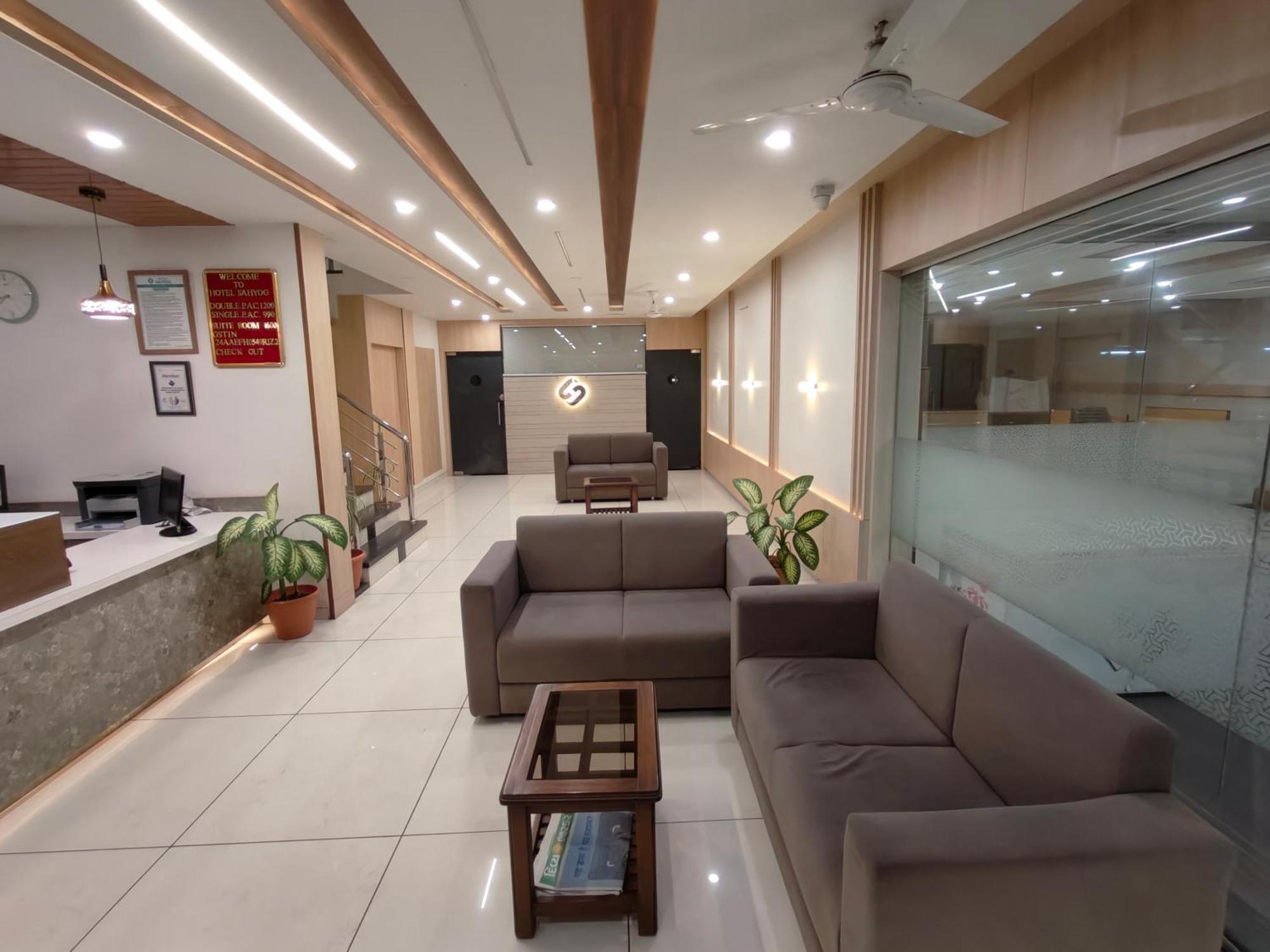 Hotel Sahyog&Rooms Surat Buitenkant foto