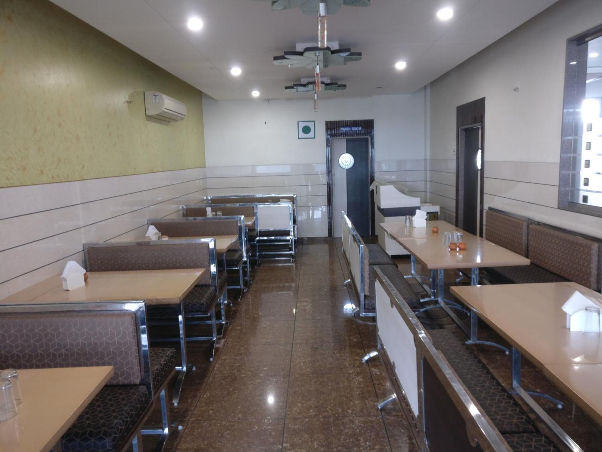 Hotel Sahyog&Rooms Surat Buitenkant foto